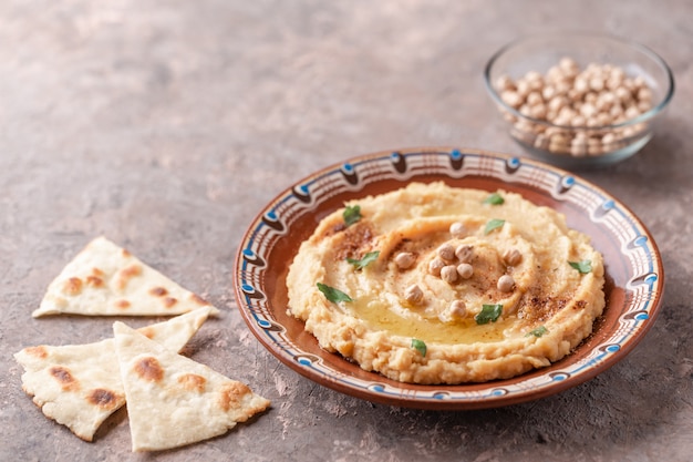 Hummus W Brązowym Talerzu Gliny