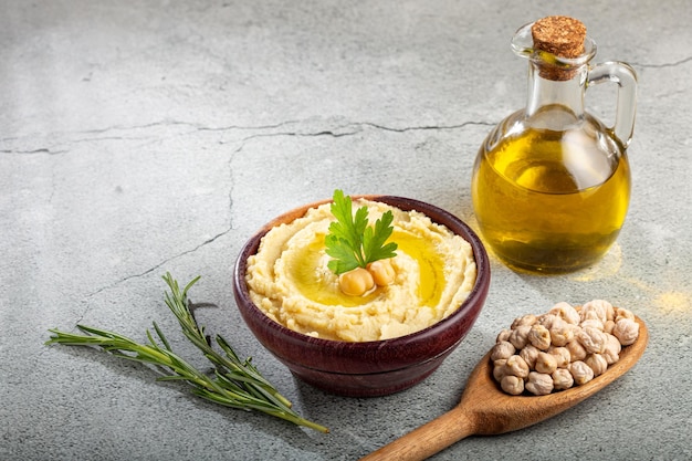 Hummus z ciecierzycy z oliwą z oliwek w misce