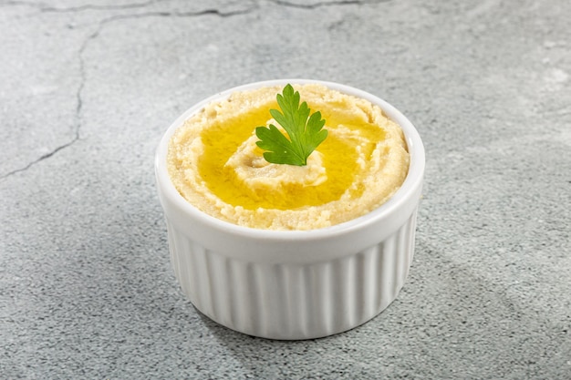 Hummus z ciecierzycy z oliwą z oliwek w misce