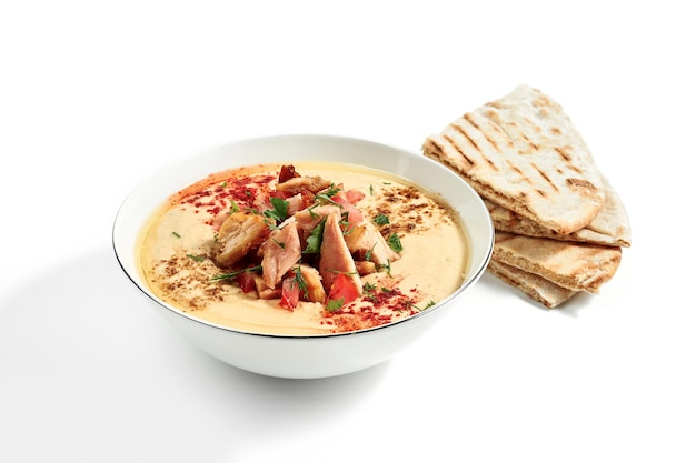 Hummus z kurczakiem i pitą w misce pita na białym tle