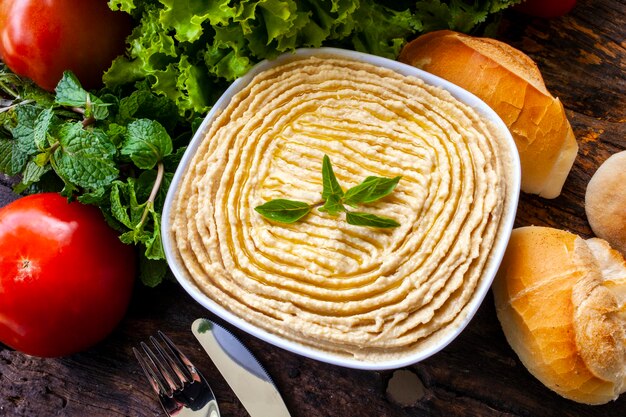 Zdjęcie hummus z oliwą z oliwek