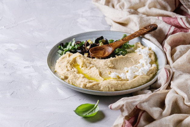 Hummus z oliwkami i ziołami