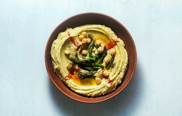 Hummus z zielonymi szparagami. wiosenny alternatywny przepis