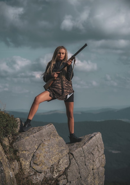 Hunter girl ze swoim karabinem natura miejsca do polowania na polowanie na wiosnę polowanie na dzikie zwierzęta w lesie ameri