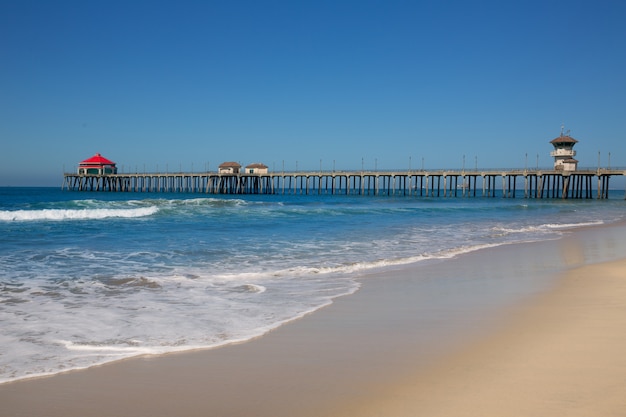 Huntington Beach Pier Surf City USA z wieżą ratownika