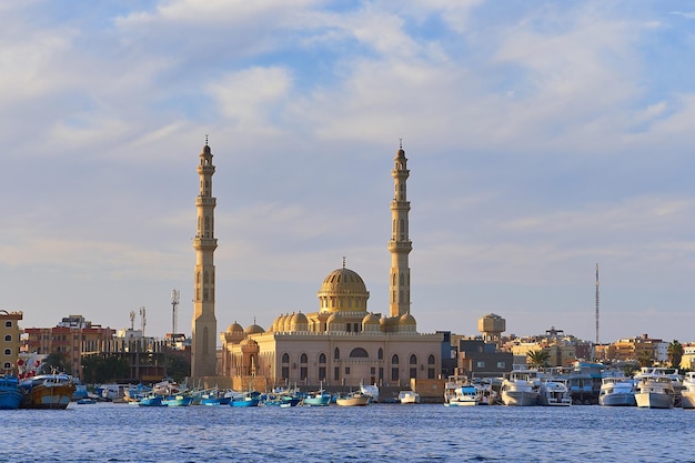 Hurghada Egipt 15 marca 2021 widok z Morza Czerwonego na słynny meczet El Mina Masjid podczas zachodu słońca