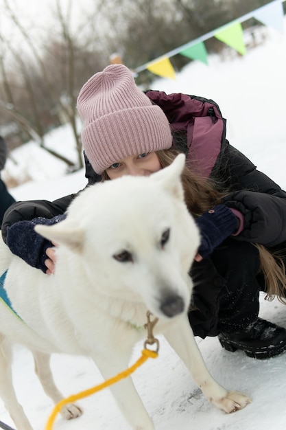 Zdjęcie husky młody park dziewczyna sezon osoba kobieta zwierzę pies zima przyjaźń dorosły śnieg odkryty zwierzę domowe