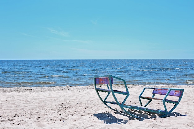 Huśtawka na plaży i pięknym morzu