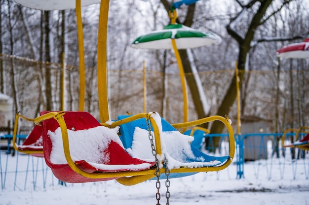 Huśtawki Dla Dzieci Na Placu Zabaw Pokrytym Czystym śniegiem W Zimowy Dzień W Parku Miejskim Na Ukrainie