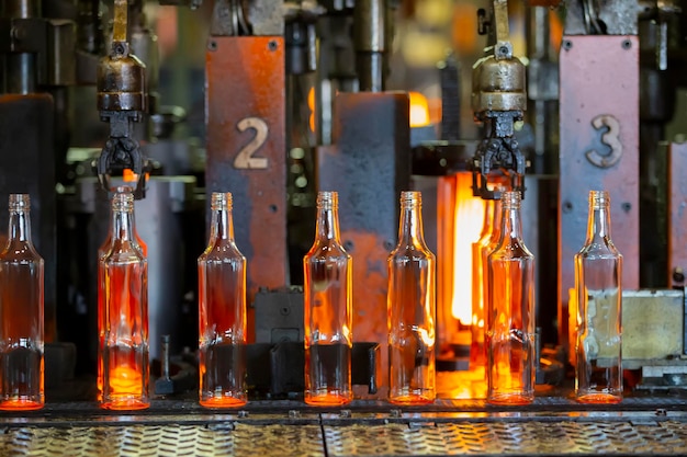 Huta szkła Przemysł szklarski Proces produkcji butelek szklanych