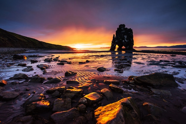 Hvitserkur 15 m wysokości. Jest spektakularną skałą w morzu na północnym wybrzeżu Islandii. to zdjęcie odbija się w wodzie po zachodzie słońca o północy.