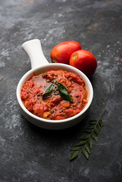 Hyderabadi Bhindi ka Salan lub Okra salan wykonane za pomocą kobiecych palców lub ochro. Przepis na danie główne z Indii. podawane w misce. selektywne skupienie