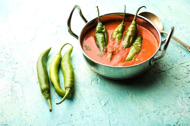 Hyderabadi mirch, mirchi ka Salan lub zielone chłodne sabzi lub curry. Przepis na danie główne z Indii. podawane w misce. selektywne skupienie