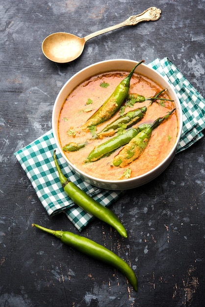 Hyderabadi mirch, mirchi ka Salan lub zielone chłodne sabzi lub curry. Przepis na danie główne z Indii. podawane w misce. selektywne skupienie