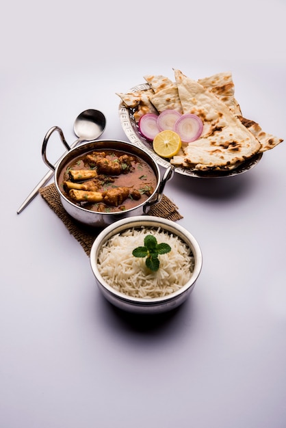 Hyderabadi Mutton Paya, Nehari, Nazari lub Nihari Masala. podawane z Naan i ryżem.