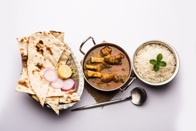 Hyderabadi Mutton Paya, Nehari, Nazari lub Nihari Masala. podawane z Naan i ryżem.