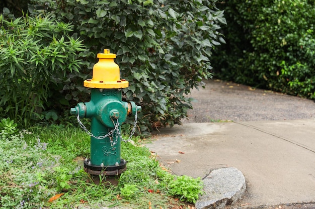 hydrant na rogu ulicy miejskiej gotowy do działania w życiu miasta Symbol przygotowanego bezpieczeństwa