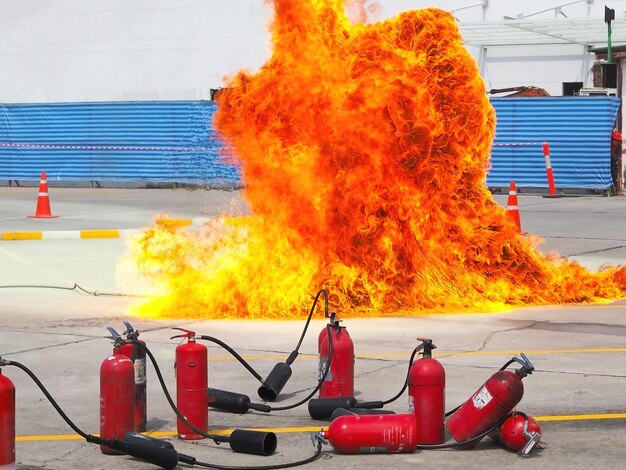 Zdjęcie hydrant przeciwpożarowy na pomarańczowym niebie