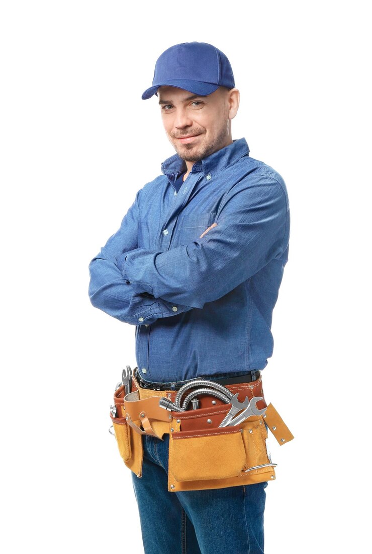 Zdjęcie hydraulik z pasem narzędzi na białym tle