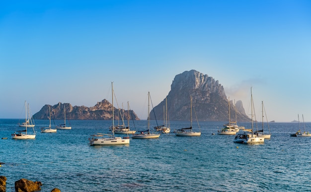 Ibiza Cala d Hort z wysepką Es Vedra o zachodzie słońca