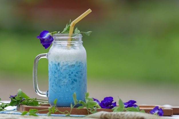 Zdjęcie iced blue pea milk lub iced butterfly pea latte with milk zdrowe napoje