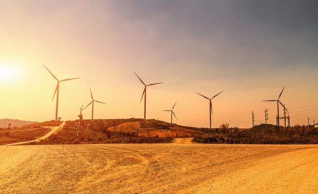 Idea eco power energy. Turbina wiatrowa na wzgórzu z zachodem słońca