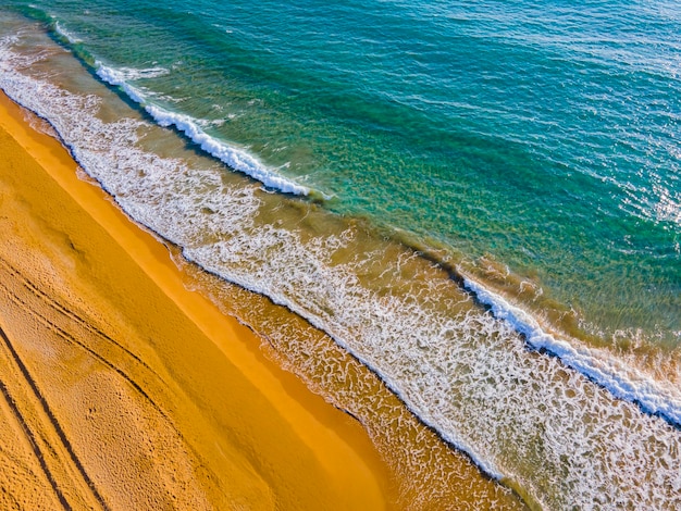 idealna plaża i spokojny widok na morze