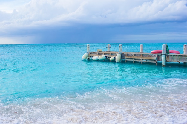 Idealna plaża z molo na karaibskiej wyspie Turks i Caicos