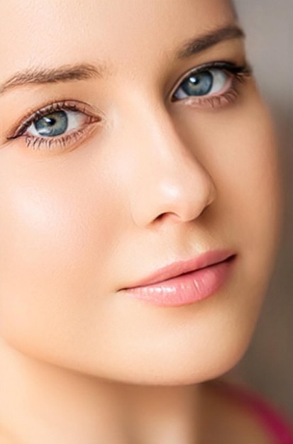 Idealna skóra i piękno wyglądają pięknie twarz młodej kobiety do kosmetyków pielęgnacyjnych i kosmetologii
