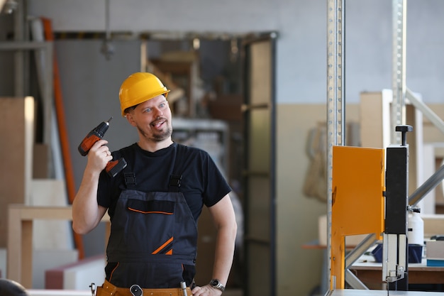 Idiota pracownik używa elektrycznego świderu portret