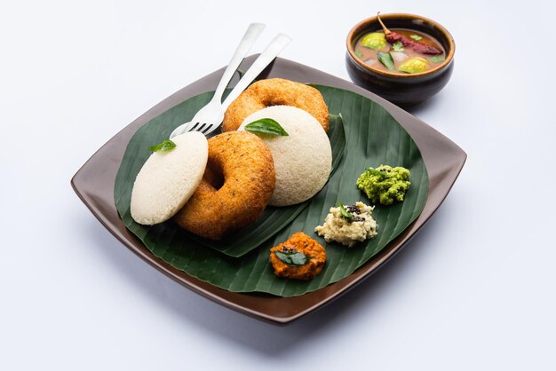 Idli vada z sambarem pr sambhar zwanym także ciastem ryżowym medu wada