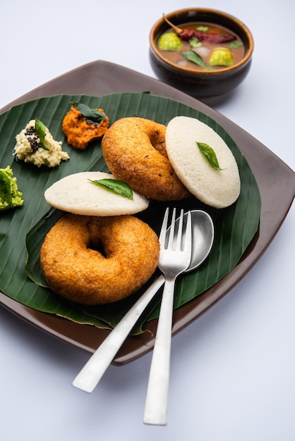 Idli vada z sambarem pr sambhar zwanym także ciastem ryżowym medu wada