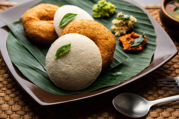 Idli vada z sambarem pr sambhar zwanym także ciastem ryżowym medu wada