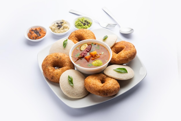 Idli vada z sambarem pr sambhar zwanym także ciastem ryżowym medu wada