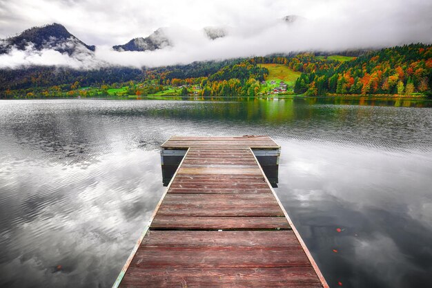 Zdjęcie idylliczna scena jesień w jeziorze grundlsee w alpach austria