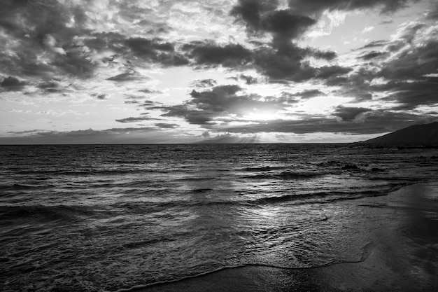 Idylliczna scena plaża w tajlandii tropikalne błękitne morze i piaszczysta plaża w tle