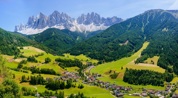 Idylliczny letni krajobraz w Alpach