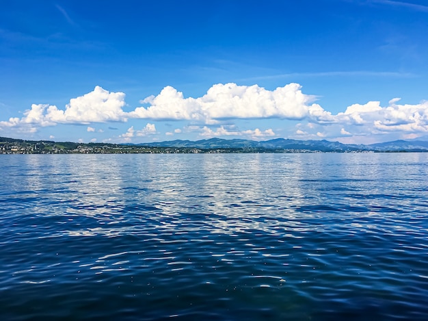 Idylliczny szwajcarski krajobraz widok na jezioro zuryskie w richterswil w szwajcarii góry niebieska woda zurichsee niebo jako letnia przyroda i cel podróży idealny jako druk artystyczny