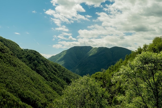 Idylliczny widok gór na tle nieba