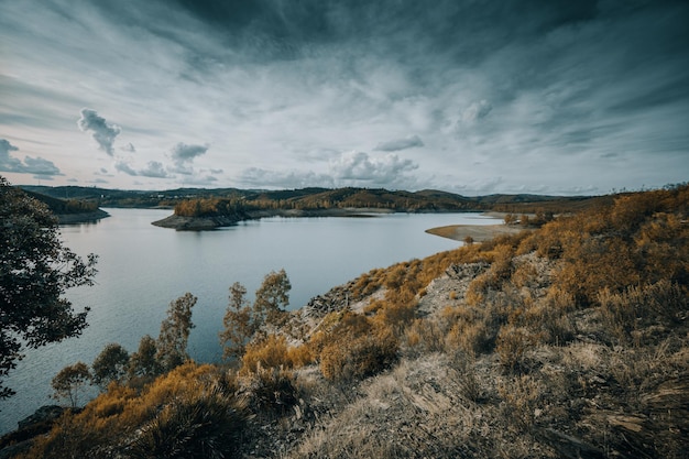 Idylliczny widok góry i jeziora na chmurnym niebie