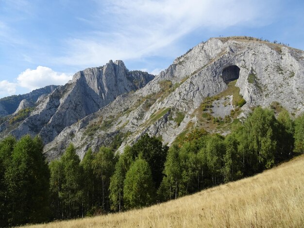 Idylliczny widok góry na tle nieba