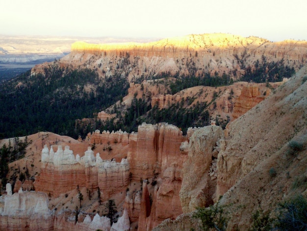 Idylliczny widok parku narodowego Bryce Canyon na tle nieba