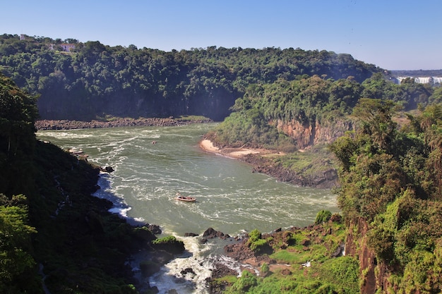 Iguazu spada w Argentynie i Brazylii