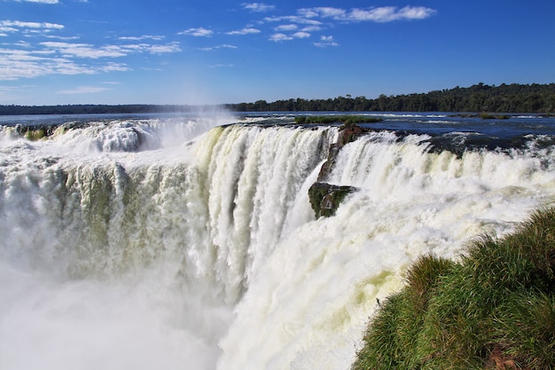 Iguazu zakochuje się w Argentynie i Brazylii