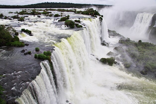 Iguazu zakochuje się w Argentynie i Brazylii