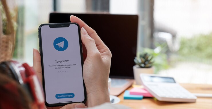 Zdjęcie ikona aplikacji telegram na zbliżenie ekranu smartfona. ikona aplikacji telegram. telegram to internetowa sieć społecznościowa. aplikacja mediów społecznościowych