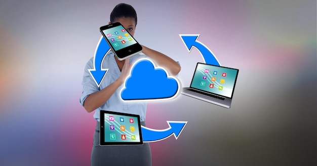 Zdjęcie ikona chmury nad siecią urządzeń elektronicznych przeciwko kobiecie wykonującej gest przerwy w czasie