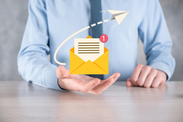 Ikona e-maila i użytkownikasignsymbol schemat koncepcji marketingu lub newsletteraWysyłanie wiadomości e-mailZbiorcza pocztaKoncepcja marketingu e-mail i sms Schemat sprzedaży bezpośredniej w biznesie Lista klientów do wysyłki