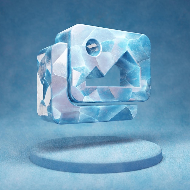 Ikona obrazów. Pęknięty niebieski symbol lodu obrazy na niebieskim podium śniegu. Ikona mediów społecznościowych na stronie internetowej, prezentacji, element szablonu projektu. renderowania 3D.