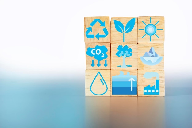 Ikona ochrony środowiska na drewnianym pudełku jasnoszarym tlepromocja środowiskowa